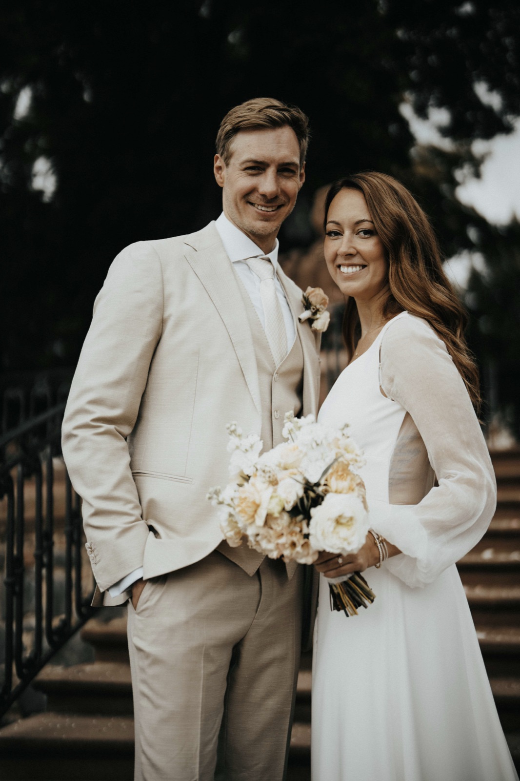 Paarfotos nach der standesamtlichen Trauung